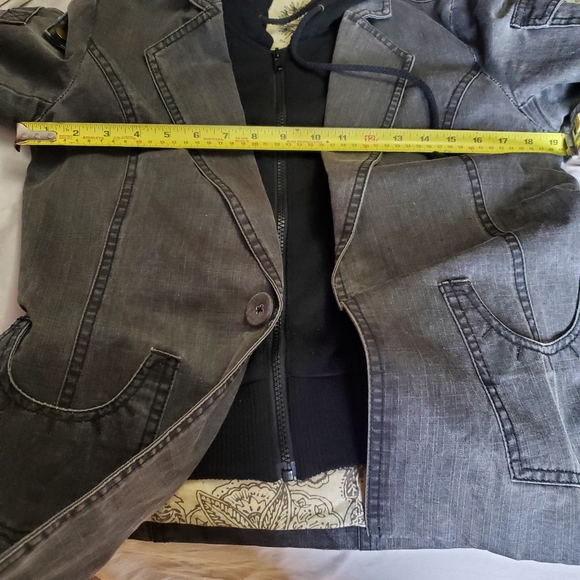 Blazer - Picture 4 of 4